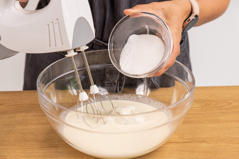 Creme für die Schaumkrone verrühren