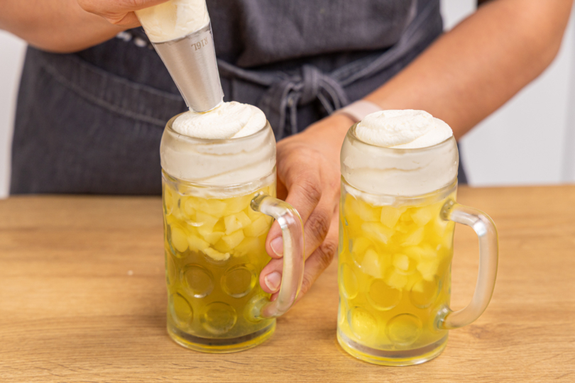 Schaumkrone auf die Götterspeise Bierchen spritzen