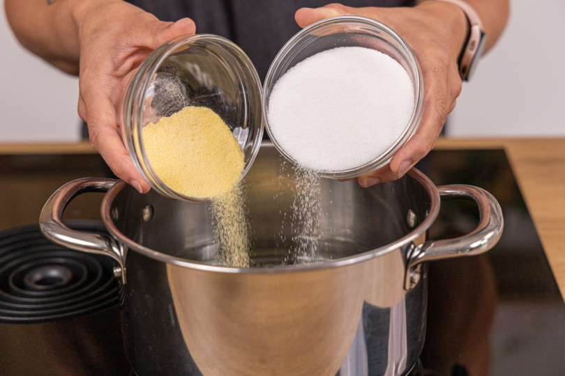 Götterspeise und Zucker in den Topf geben