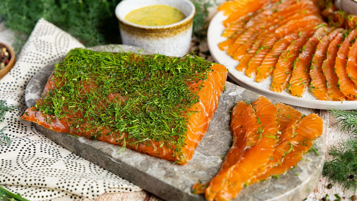 Graved Lachs mit klassischer Honig-Senf-Sauce