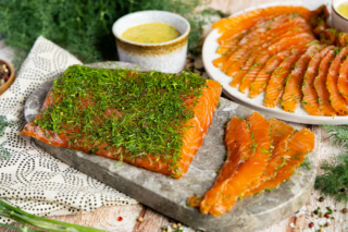 Graved Lachs mit klassischer Honig-Senf-Sauce
