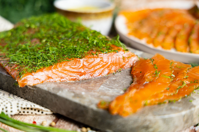 Graved Lachs mit klassischer Honig-Senf-Sauce