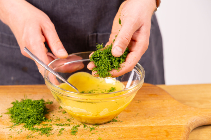 Dill zur Honig-Senf-Sauce geben