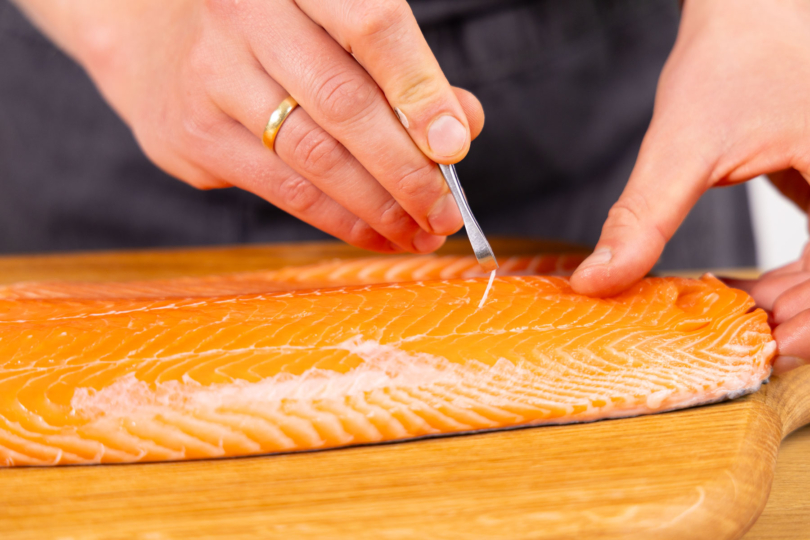 Gräten aus dem LAchs entfernen.