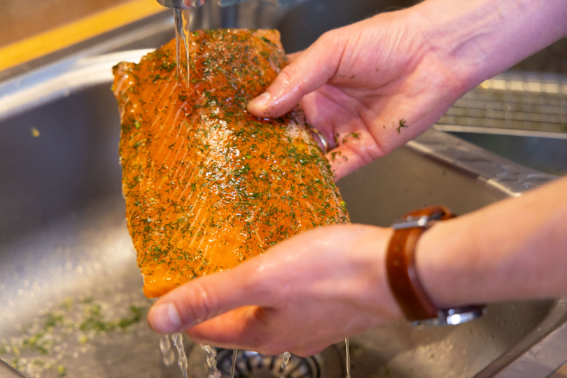 Lachs abspülen