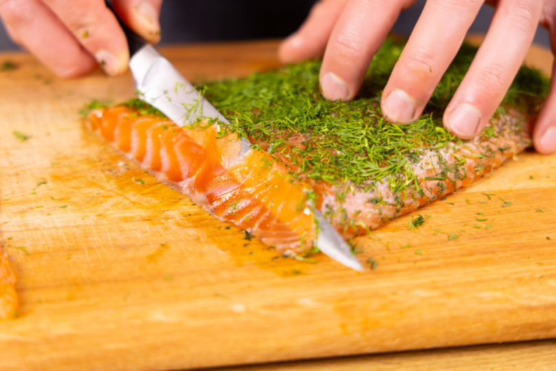Graved Lachs in dünne Scheiben schneiden.