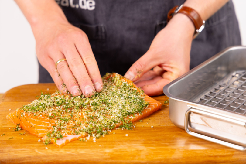 Lachs mit der Beize einreiben.