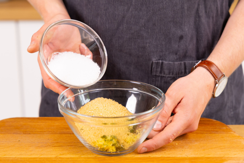 Salz zum Dressing dazugeben
