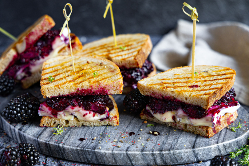 Grilled Brie Sandwich mit Brombeeren vom Kontaktgrill