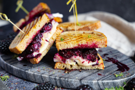 Grilled Brie Sandwich mit Brombeeren vom Kontaktgrill