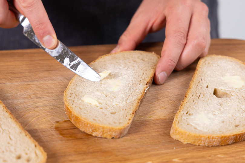 Brot mit Butter einstreichen.