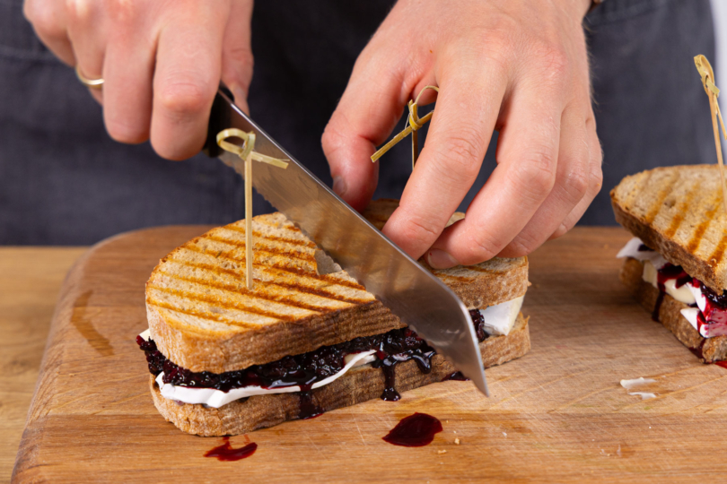 Grilled Brie Sandwich mit Brombeeren vom Kontaktgrill schneiden