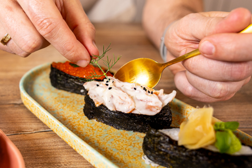 Gunkan Maki Sushi anrichten