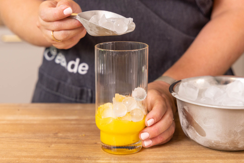 Eis ins Glas geben