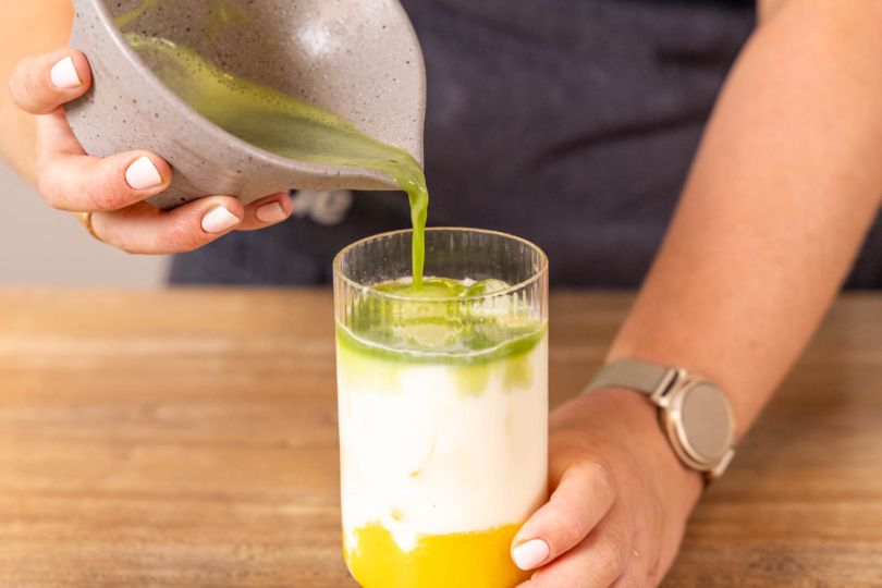Matcha zum Iced Mango Matcha Latte gießen