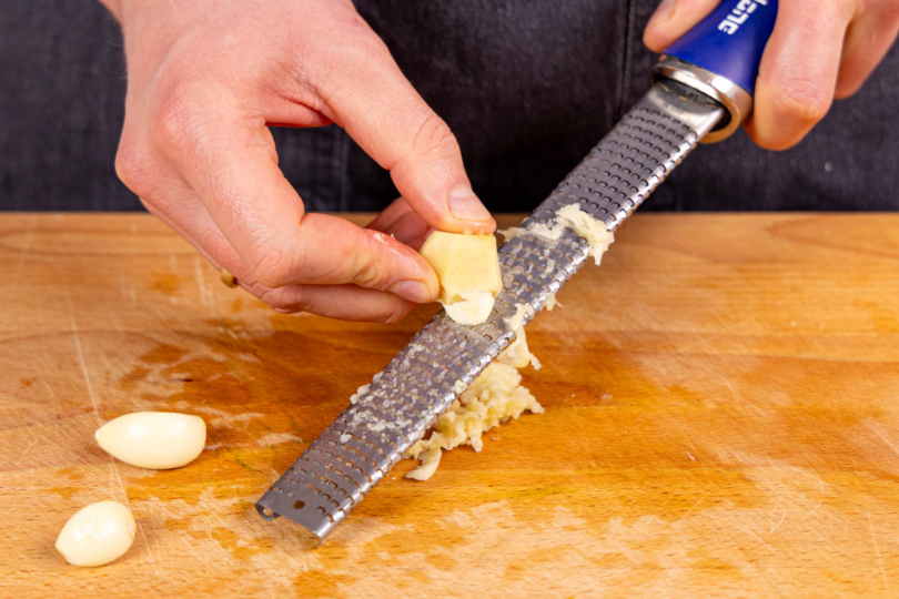 Ingwer und Knoblauch reiben