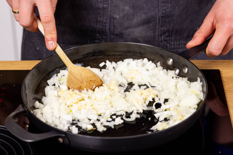 Zwiebeln, Knoblauch und Ingwer anschwitzen