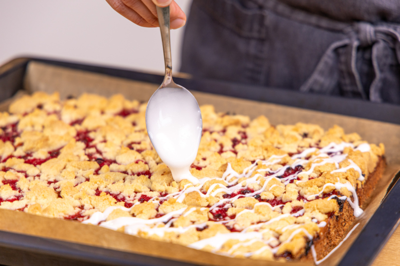 Johannisbeerkuchen nach Landfrauen Art glasieren