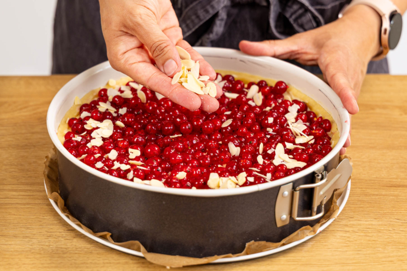 gehobelte Mandeln über dem Kuchen verteilen und backen