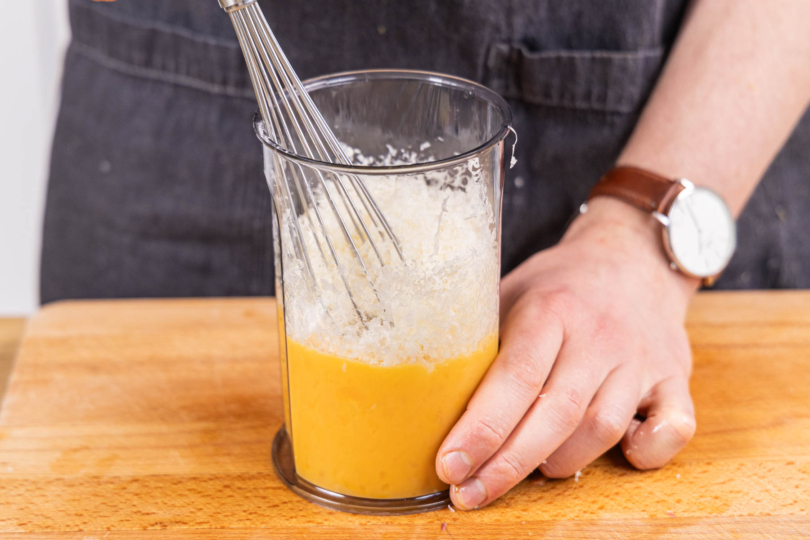 Ei und Parmesan mischen