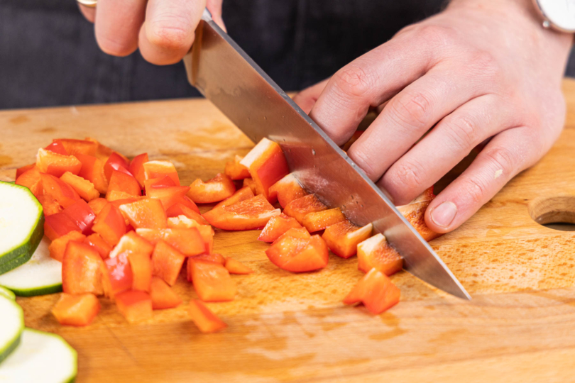 Paprika in Würfel schneiden