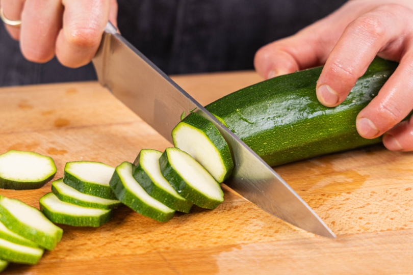 Zucchini in Scheiben schneiden
