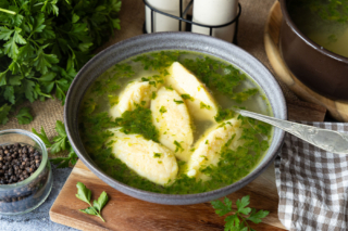 Klassische Grießklößchensuppe