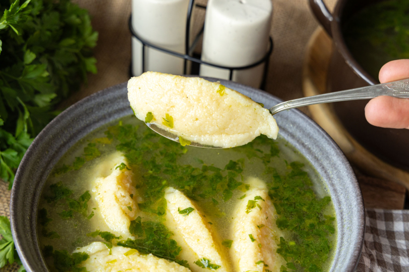 Klassische Grießklößchensuppe