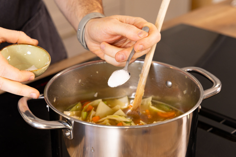 Kohlsuppe zum Abnehmen würzen