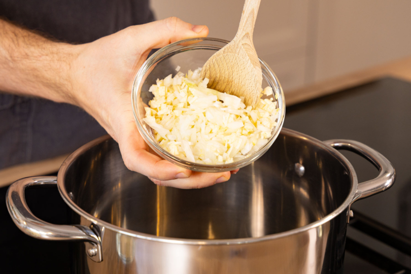 Zwiebel und Knoblauch anschwitzen
