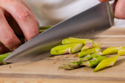 Spargel schneiden