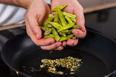 Spargel in die Pfanne geben