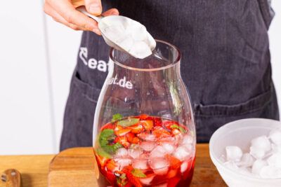 Eiswürfel in die fertige Lillet Bowle geben