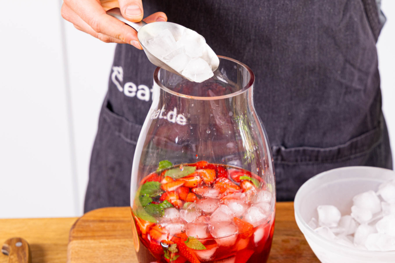 Eiswürfel in die fertige Lillet Bowle geben