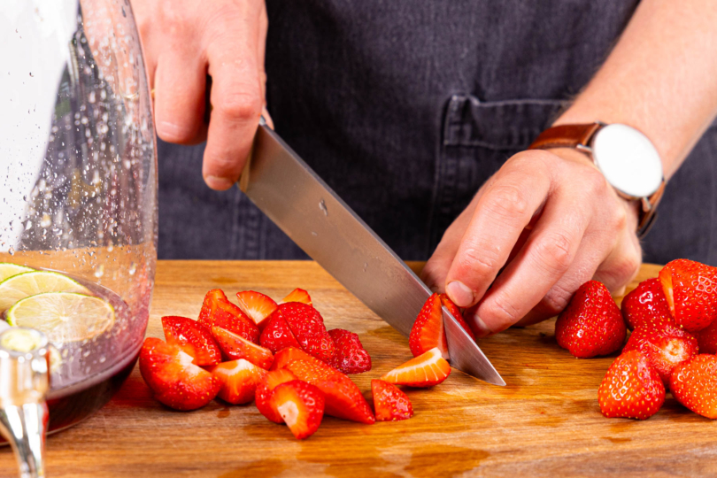Erdbeeren putzen und kleinschneiden