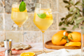 Lillet Spritz mit Prosecco und Orange