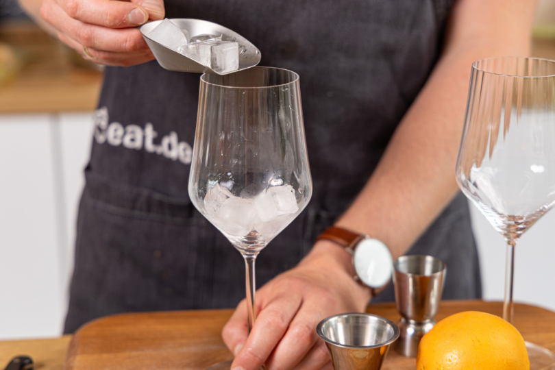 Eis ins Glas füllen