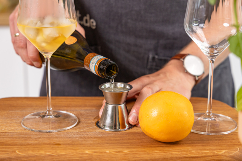 Prosecco ins Glas geben