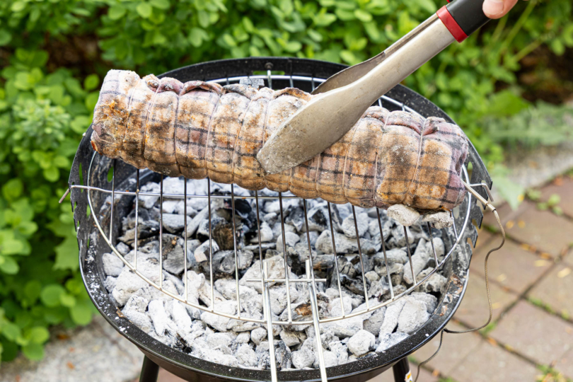 Lomo al Trapo auf dem Grillrost fertig garen