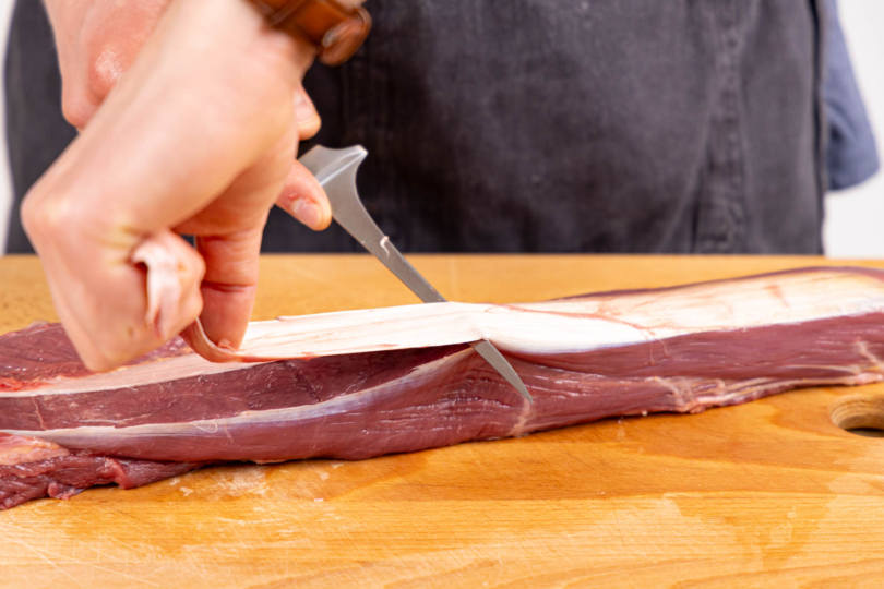 Rinderfilet parieren, Fett und Sehnen abschneiden