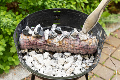 Fleisch wenden und weiter grillen