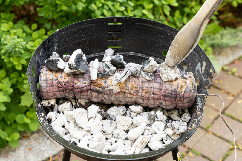 Fleisch wenden und weiter grillen