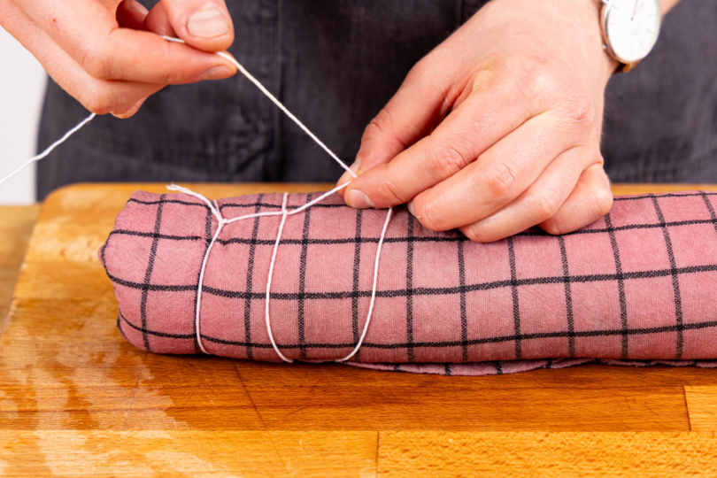 Fleisch im Tuch wickeln und binden