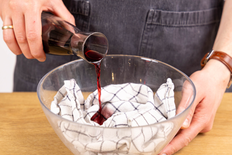 Baumwolltuch in Rotwein tränken
