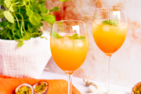 Maracuja Spritz servieren