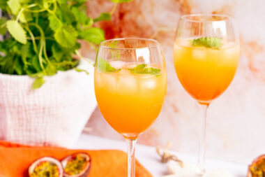 Maracuja Spritz servieren