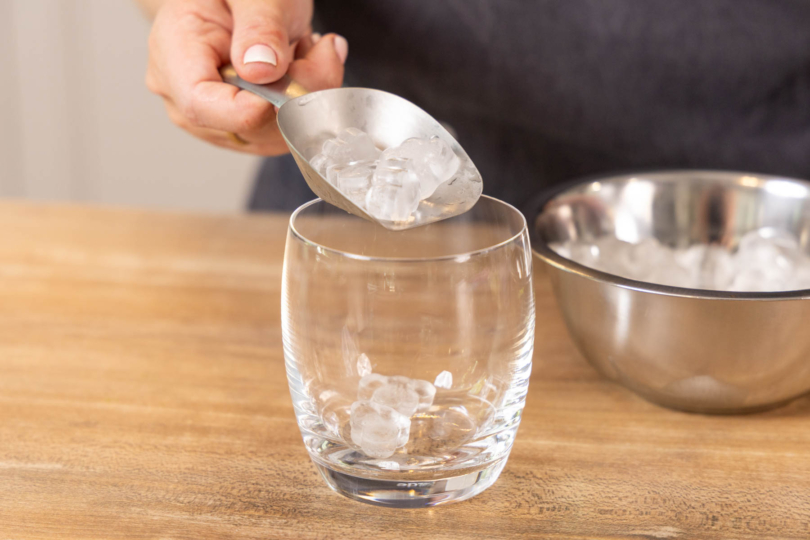 Eis ins Glas geben
