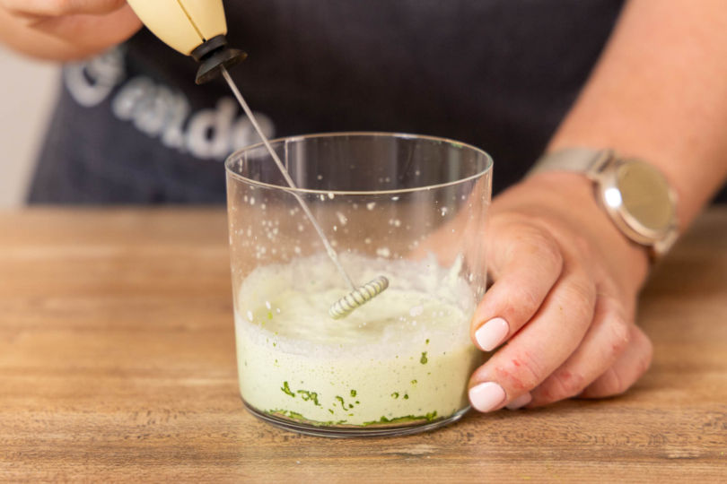 Matcha, Sirup, Milch und Sahne aufschäumen