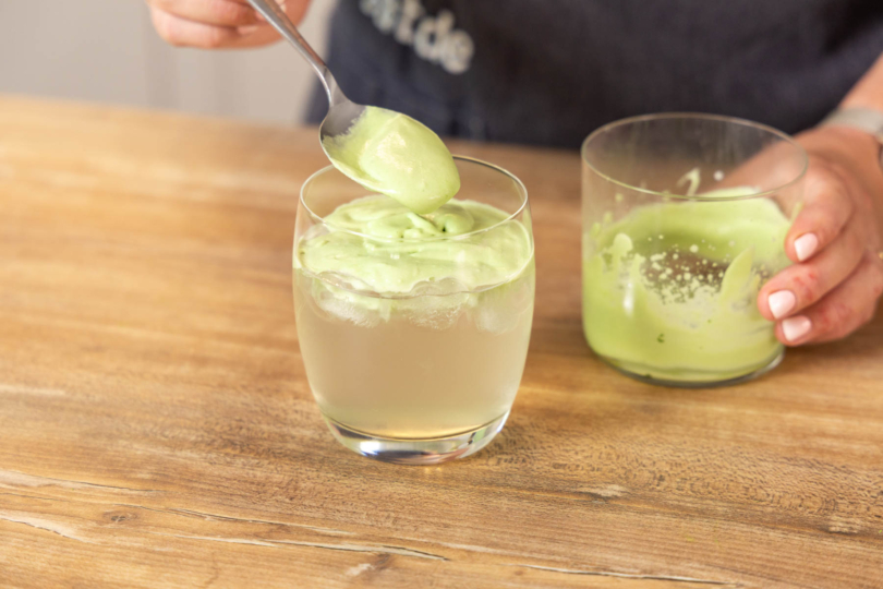 Matcha-Schaum aufs Kokoswasser geben