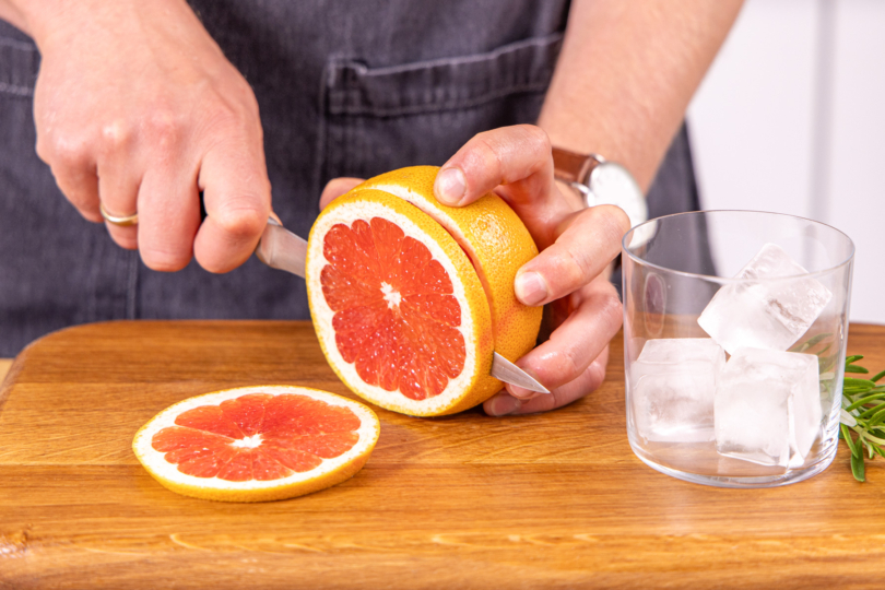 Grapefruit in Scheiben schneiden